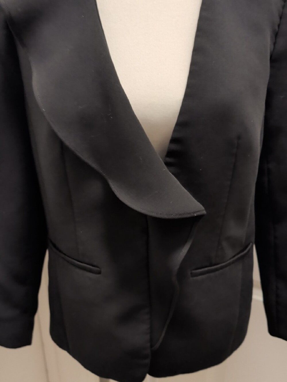 Talbots Size 2 PreOwned Black Ruffle-Trim Open Blazer With One Snap Closure - Picture 2 of 15